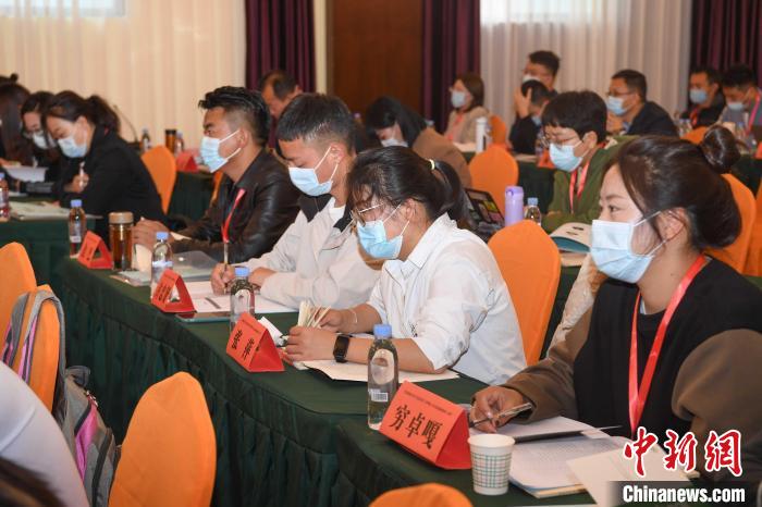 圖為第十五期全國預(yù)防青少年違法犯罪工作理論與務(wù)實高級研修班學(xué)員正在上課?！∝暩聛硭?攝