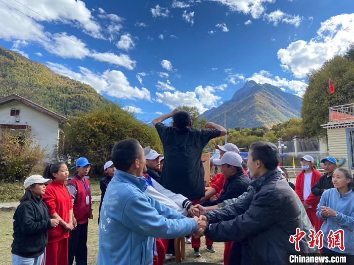 圖為學(xué)生們在西藏巴松措青少年活動營地開展趣味活動。　西藏青少年實踐教育基地供圖