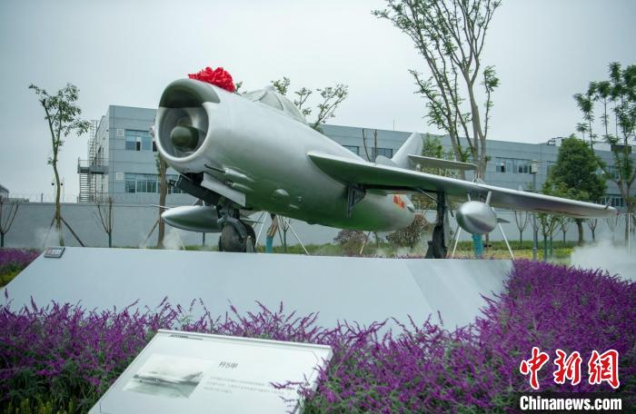 園林式戰(zhàn)斗機(jī)博物館內(nèi)展示的“殲5甲”飛機(jī)?！⒅铱?攝