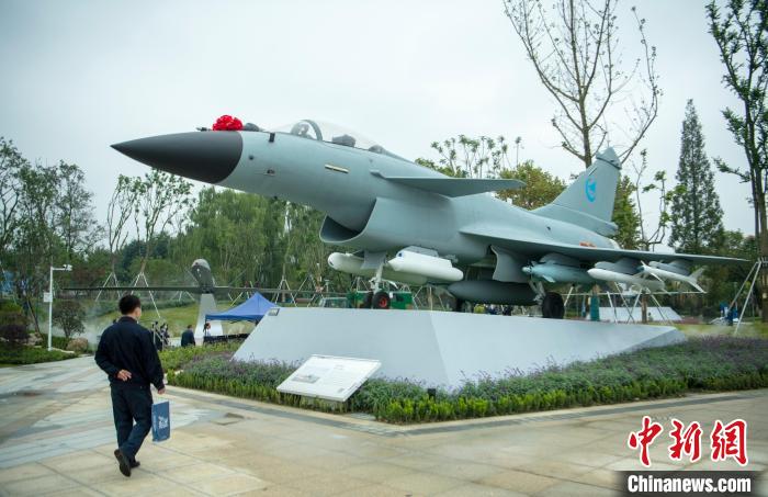 園林式戰(zhàn)斗機(jī)博物館內(nèi)展示的“殲10C”飛機(jī)?！⒅铱?攝