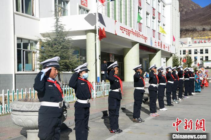 圖為加查縣安繞鎮(zhèn)小學(xué)學(xué)生爭當(dāng)“小交警”體驗交警工作?！∝暩聛硭?攝