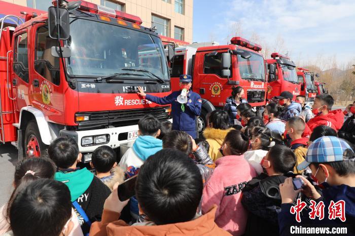 圖為消防員向小朋友們講解消防車(chē)?！铨埥?攝