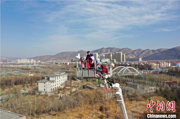 圖為小朋友在消防員的陪同下，體驗(yàn)78米登高平臺(tái)消防車(chē)?！铨埥?攝