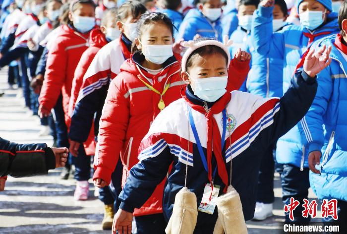 圖為學(xué)生跳起歡快的藏族舞蹈迎接新學(xué)期。　馬銘言 攝