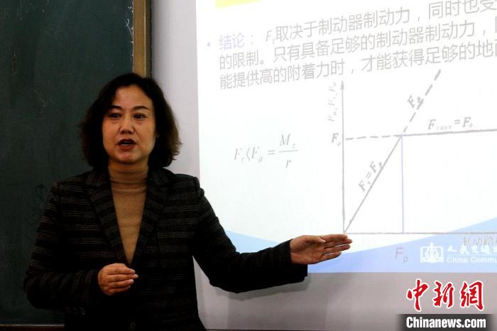 圖為李富香給學(xué)生上理論課。(資料圖) 青海省教育廳供圖