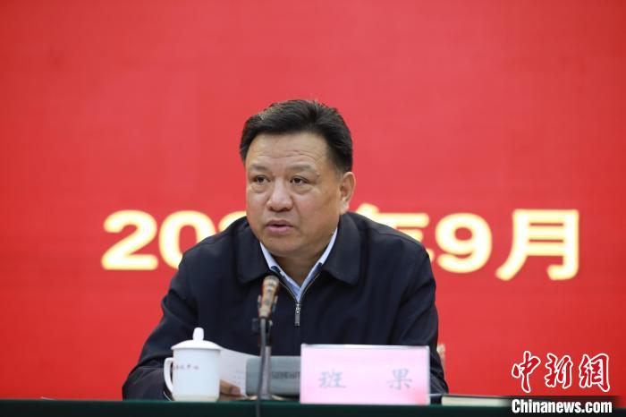 圖為青海省委常委、統(tǒng)戰(zhàn)部部長班果出席會議并講話?！『F龍 攝