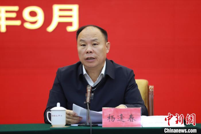 圖為青海省副省長楊逢春主持會議并講話?！『F龍 攝