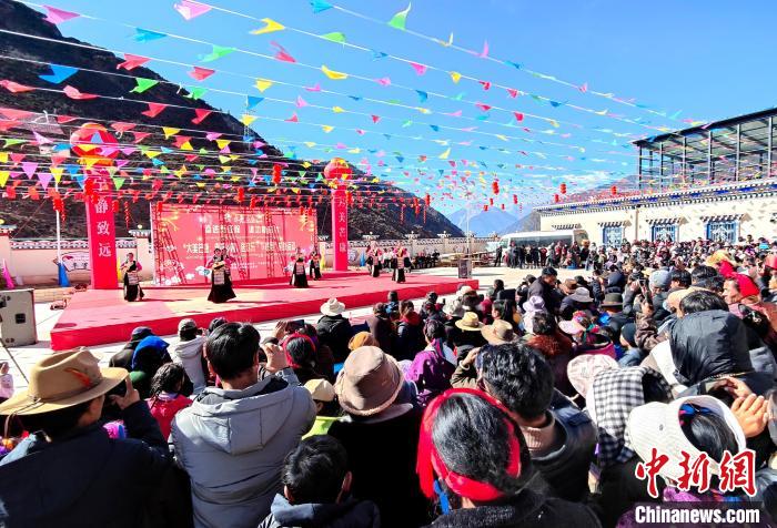 文藝活動全景?！∶⒖悼h委宣傳部供圖