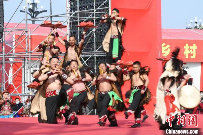 圖為少數(shù)民族舞蹈展演?！×赫赵?攝
