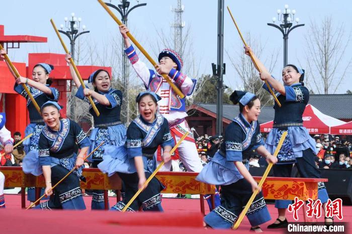 圖為廣西壯族打扁擔展演?！×赫赵?攝