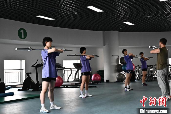 圖為全國(guó)青少年女排在天津進(jìn)行集訓(xùn)。　天津體育學(xué)院供圖