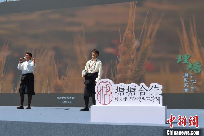 “康巴漢子”現(xiàn)場獻(xiàn)唱?！≈炝杞?攝