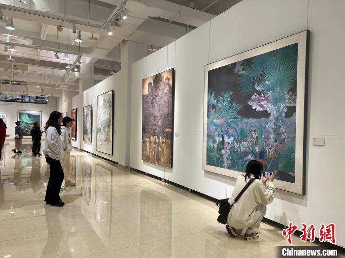 圖為全國(guó)青年教師中國(guó)畫(huà)學(xué)術(shù)邀請(qǐng)展吸引學(xué)生觀展。　鐘旖 攝