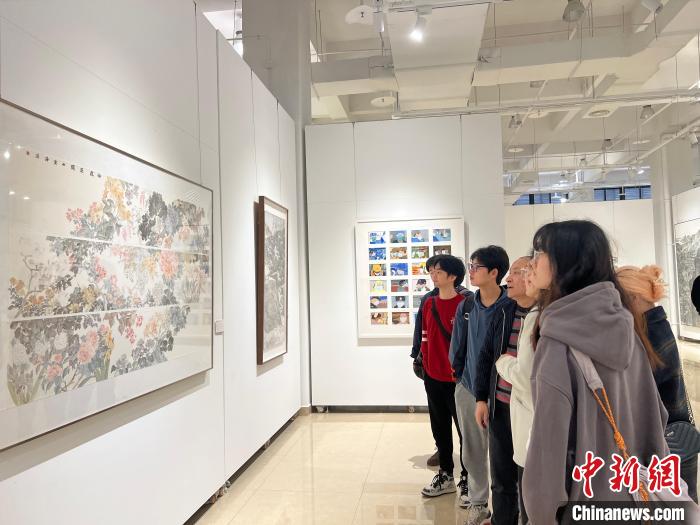 圖為全國(guó)青年教師中國(guó)畫(huà)學(xué)術(shù)邀請(qǐng)展現(xiàn)場(chǎng)?！＄婌?攝