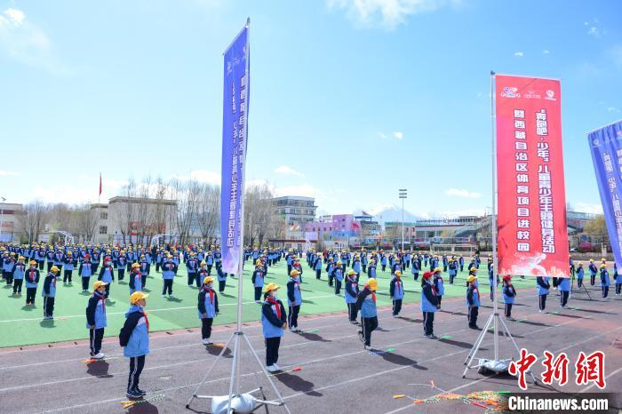 圖為學(xué)生在跳繩教練齊景龍的指導(dǎo)下做準(zhǔn)備運(yùn)動(dòng)?！∝暩聛?lái)松 攝
