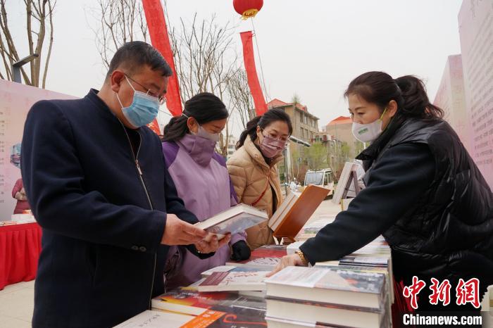 圖為民眾在活動現(xiàn)場購書?！●R銘言 攝