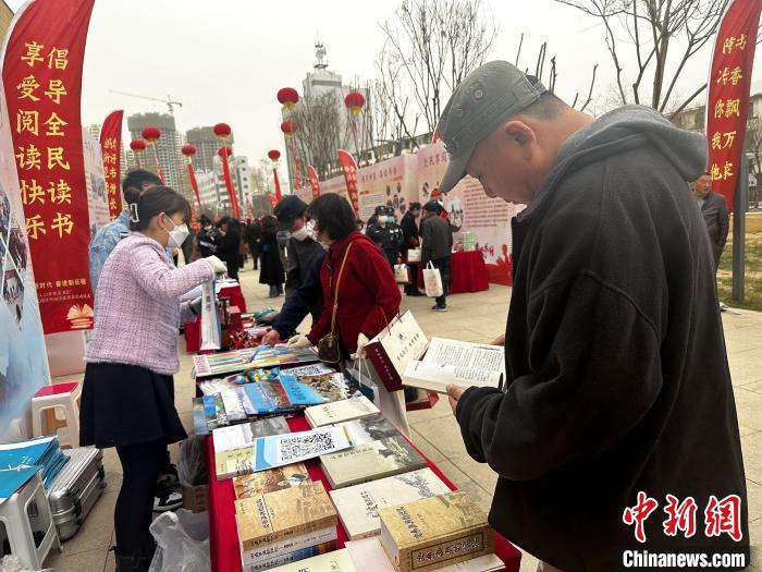圖為民眾在活動現(xiàn)場讀書、購書?！±铍h 攝