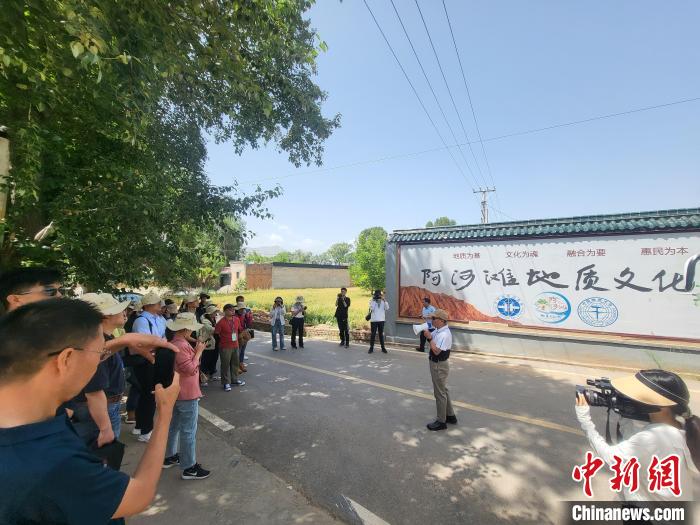 圖為中國(guó)地質(zhì)大學(xué)(北京)教授張緒教介紹村落情況?！『衍?攝
