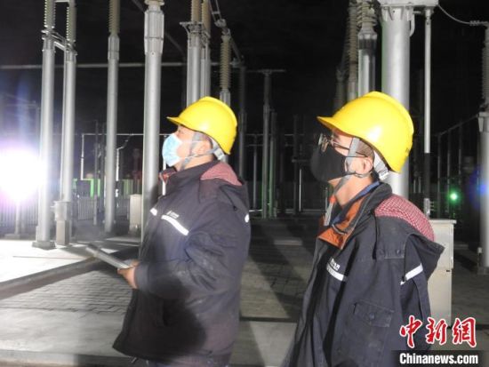 圖為5月10日凌晨，國網(wǎng)青海檢修公司柴達(dá)木換流站運維人員在進(jìn)行柴拉直流系統(tǒng)停電操作?！∫杂?攝