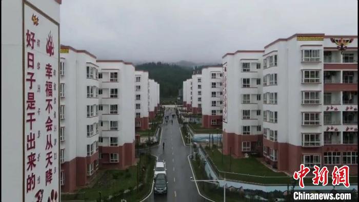 越西縣最大的易地扶貧搬遷安置點(diǎn)——城北感恩社區(qū)?！『武?攝