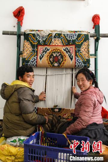 圖為1月15日，在日喀則市謝瑪氆氌農(nóng)村合作社，拉孜村一對(duì)夫婦在編織卡墊(資料圖)?！≮w朗 攝