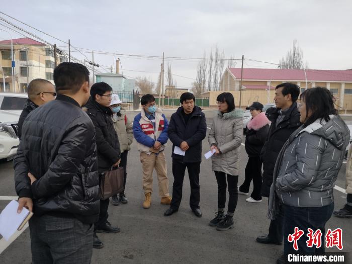 圖為青海大學(xué)工作人員正在現(xiàn)場考察該項(xiàng)目進(jìn)行情況。　李江寧 攝