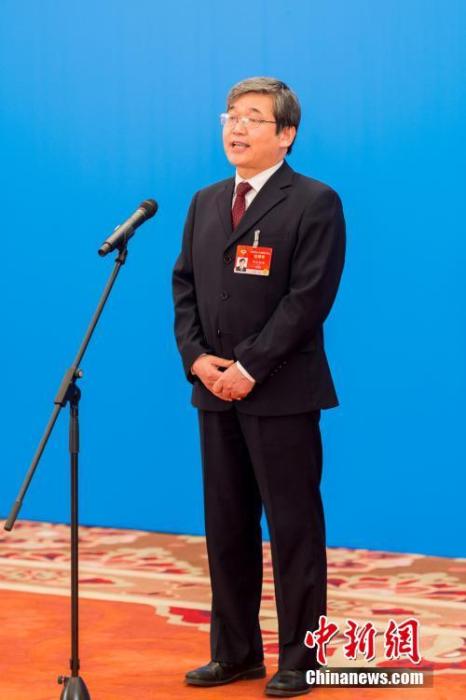 3月10日，全國(guó)政協(xié)十三屆四次會(huì)議第三場(chǎng)“委員通道”采訪活動(dòng)在北京人民大會(huì)堂新聞發(fā)布廳舉行。圖為全國(guó)政協(xié)委員阿拉坦倉(cāng)通過(guò)網(wǎng)絡(luò)視頻方式接受媒體采訪。<a target='_blank' ><p  align=