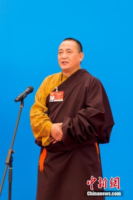 3月10日，全國(guó)政協(xié)十三屆四次會(huì)議第三場(chǎng)“委員通道”采訪活動(dòng)在北京人民大會(huì)堂新聞發(fā)布廳舉行。圖為全國(guó)政協(xié)委員洛桑山丹通過(guò)網(wǎng)絡(luò)視頻方式接受媒體采訪。<a target='_blank' ><p  align=