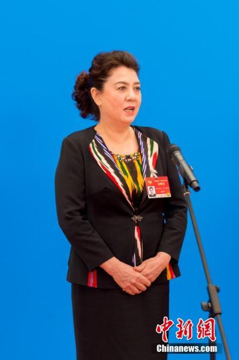 3月10日，全國(guó)政協(xié)十三屆四次會(huì)議第三場(chǎng)“委員通道”采訪活動(dòng)在北京人民大會(huì)堂新聞發(fā)布廳舉行。圖為全國(guó)政協(xié)委員古麗帕麗·阿不都拉通過(guò)網(wǎng)絡(luò)視頻方式接受媒體采訪。<a target='_blank' ><p  align=