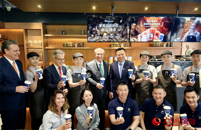 巴西副總統(tǒng)阿爾克明在北京某咖啡店推廣巴西咖啡。人民網(wǎng)記者 符園園攝