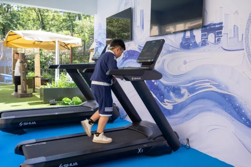 小朋友在智慧體育公園體驗跑步機。巴黎