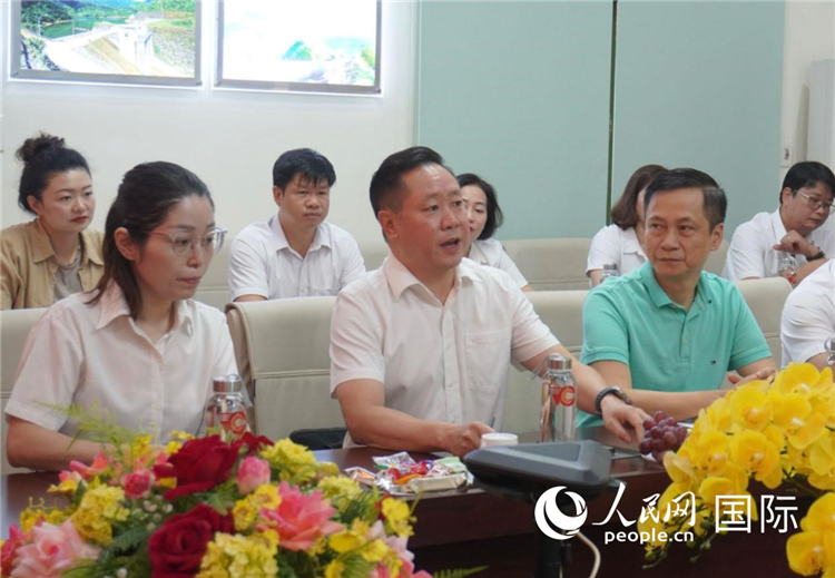 越中電力公司董事長李志雄（前排左二）介紹越南電力情況。葛沙莎攝