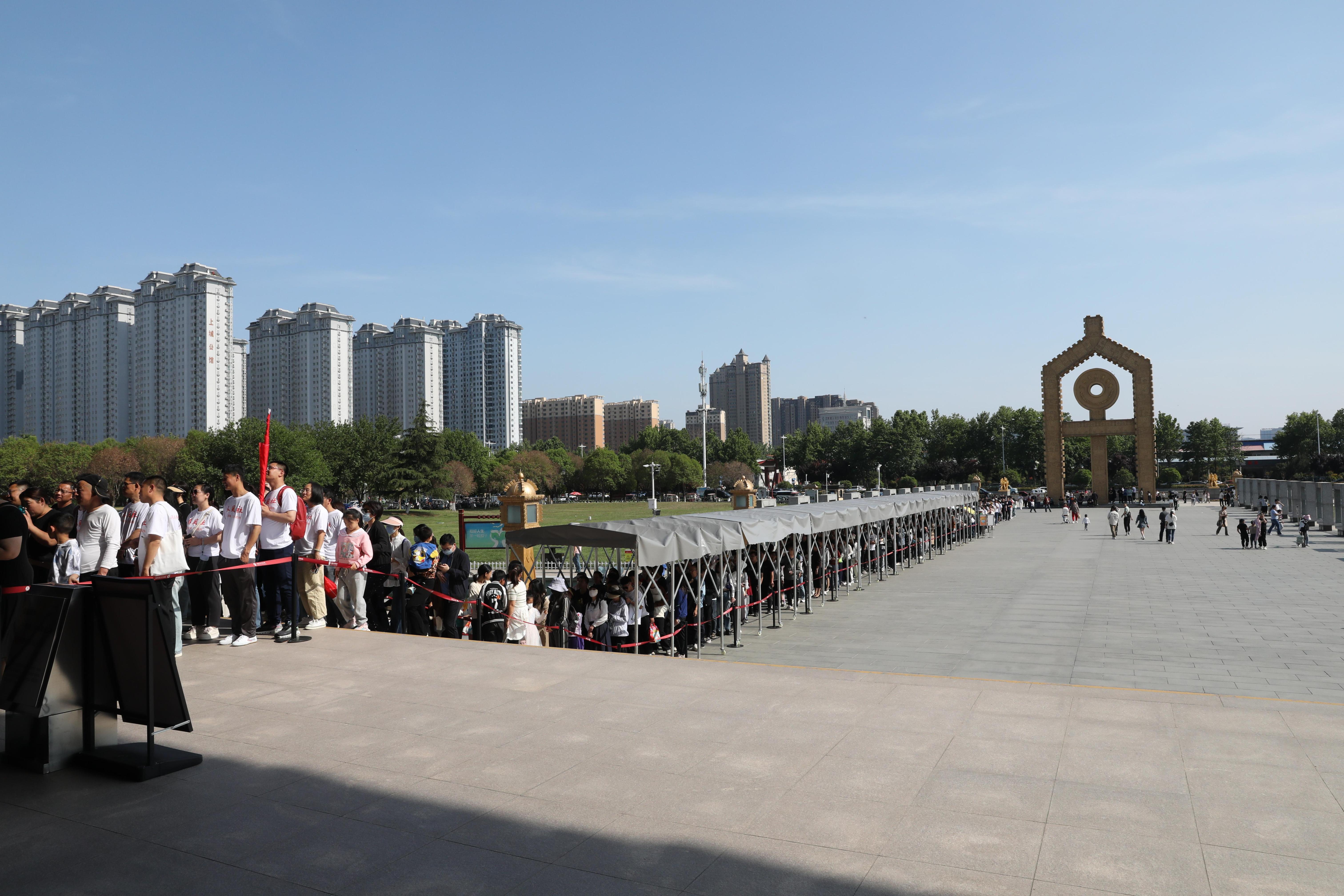 “五一”期間，中國文字博物館外游客有序排隊(duì)。中國文字博物館供圖
