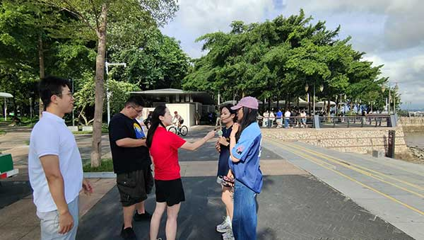 人民網(wǎng)記者采訪紅樹林公園游客。人民網(wǎng)記者 李彤?dāng)z