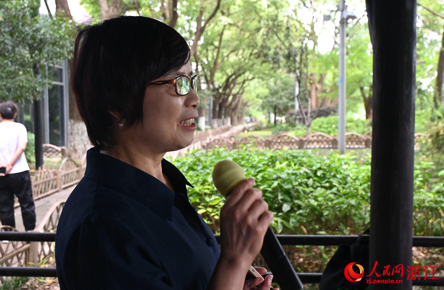 面向運(yùn)河，任國萍放聲歌唱。人民網(wǎng)記者 張麗瑋