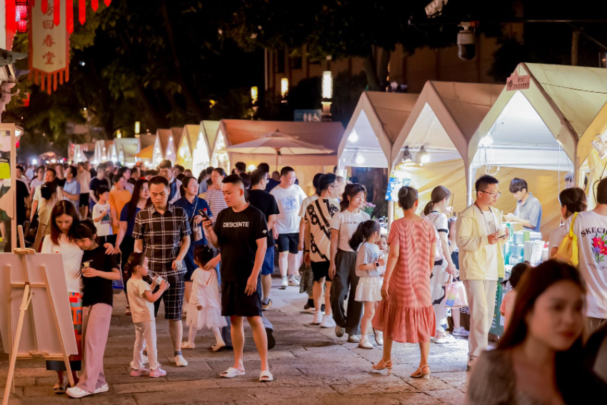 本屆中國大運(yùn)河廟會吸引不少市民游客前來參觀游玩。拱墅區(qū)委宣傳部供圖