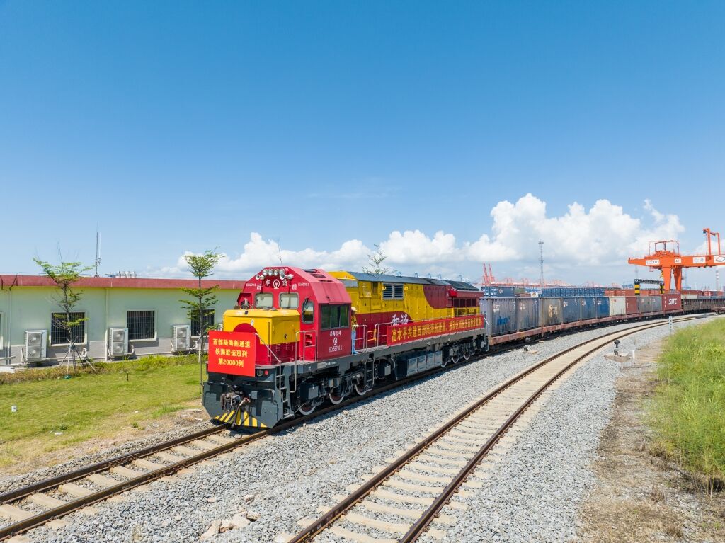 01 陸海新通道第20000列班車。陸海新通道運(yùn)營(yíng)公司供圖