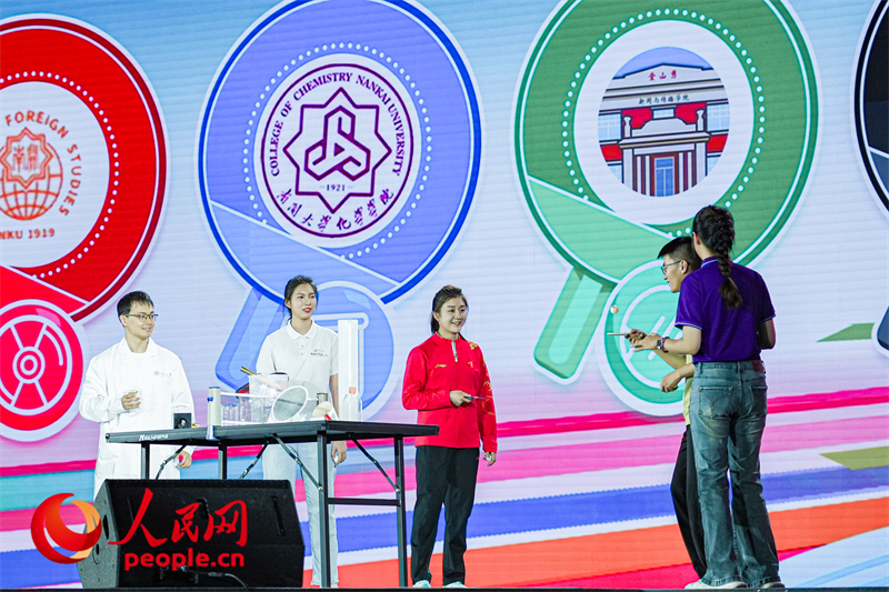 陳夢與南開學(xué)子互動。人民網(wǎng)記者 于凱攝