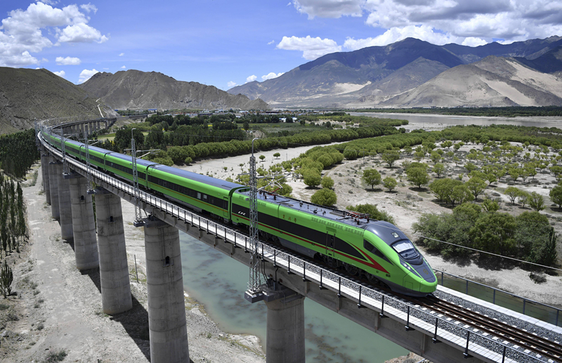 2022年6月22日，復(fù)興號列車行駛在西藏山南境內(nèi)。