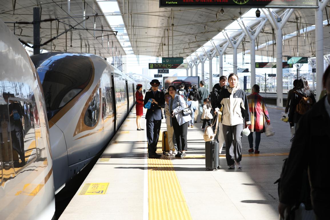 旅客在站臺準備乘車。受訪方供圖