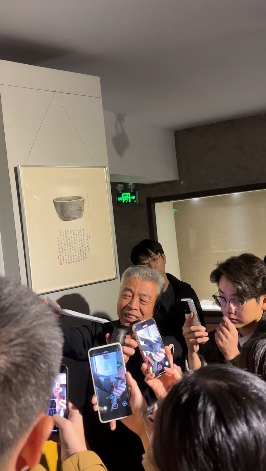 黑陶邢文化博物館館長邢葆東展示兩張相疊的A4紙，向記者解釋此為杯口的厚度。