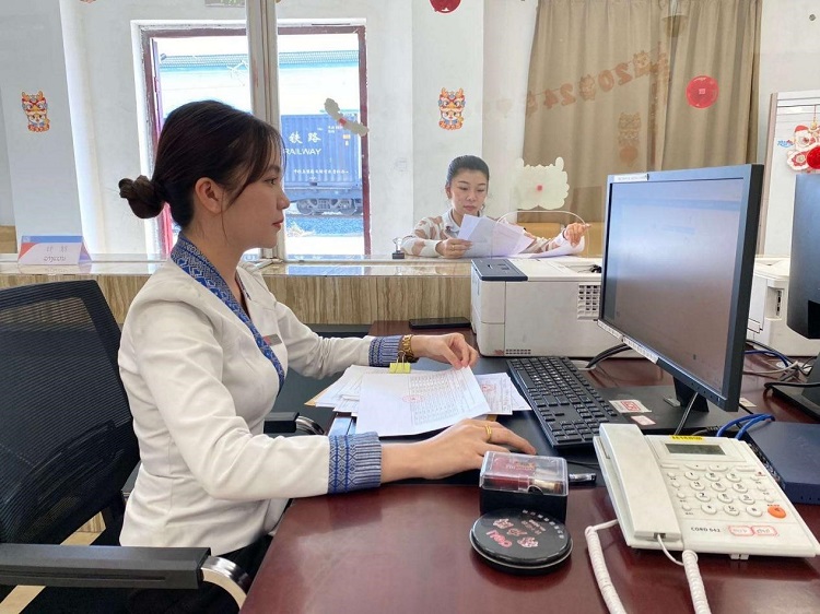 春節(jié)期間，中老鐵路員工堅(jiān)守崗位，保障鐵路運(yùn)行安全、暢通。李加勇攝