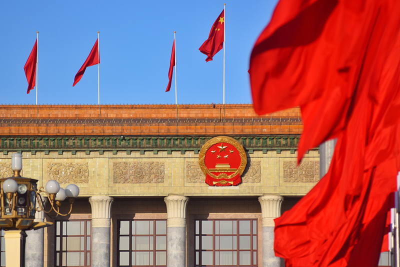2024年3月8日，北京上空現(xiàn)“兩會(huì)藍(lán)”，人民大會(huì)堂前紅旗飄揚(yáng)。