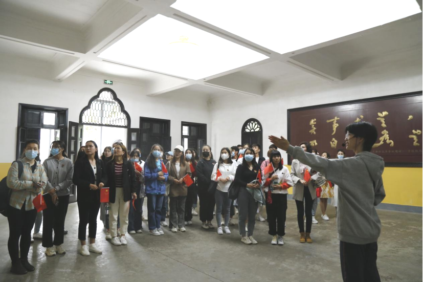 2021年5月20日，在喜迎中國共產黨建黨100周年之際，我校開展了少數民族學生“學黨史、感恩黨、跟黨走”紅色研學活動。