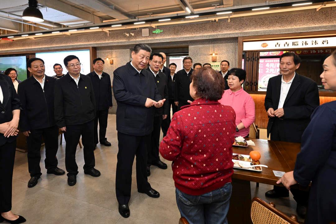 △2024年4月22日，習近平總書記來到重慶九龍坡區(qū)謝家灣街道民主村社區(qū)考察。