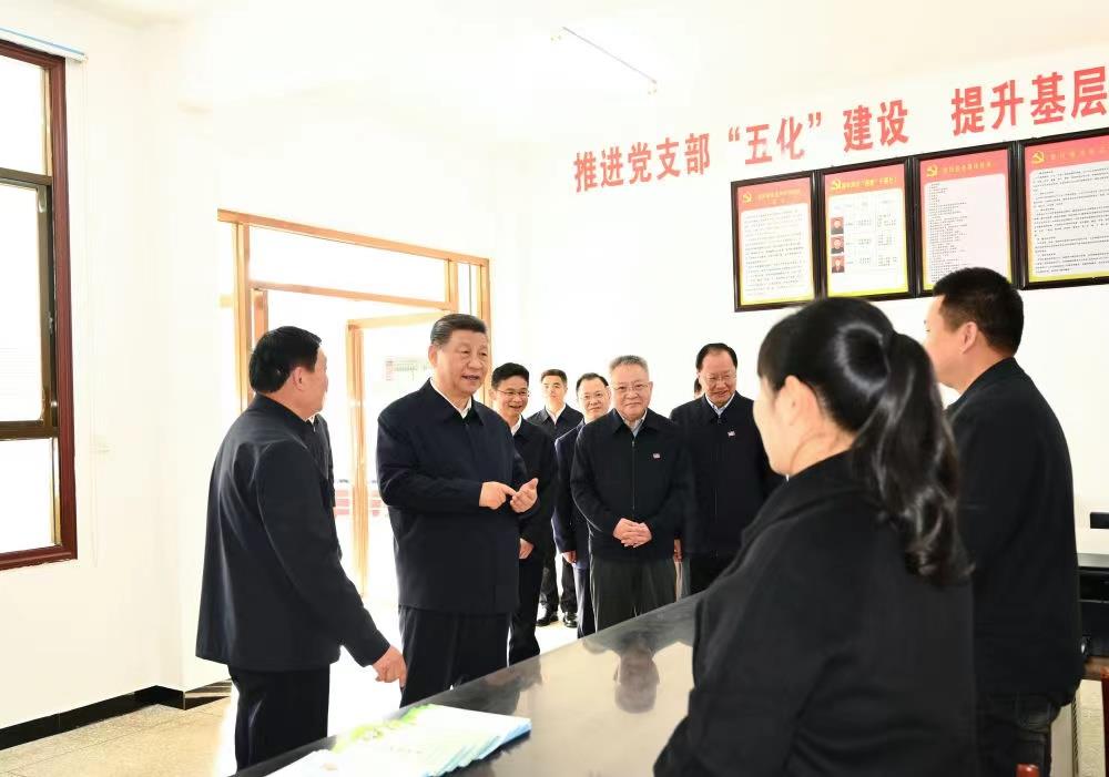 △2024年3月19日，習近平總書記在湖南常德市鼎城區(qū)謝家鋪鎮(zhèn)港中坪村黨群服務中心了解當?shù)貫榛鶎訙p負、提升基層治理效能等情況。
