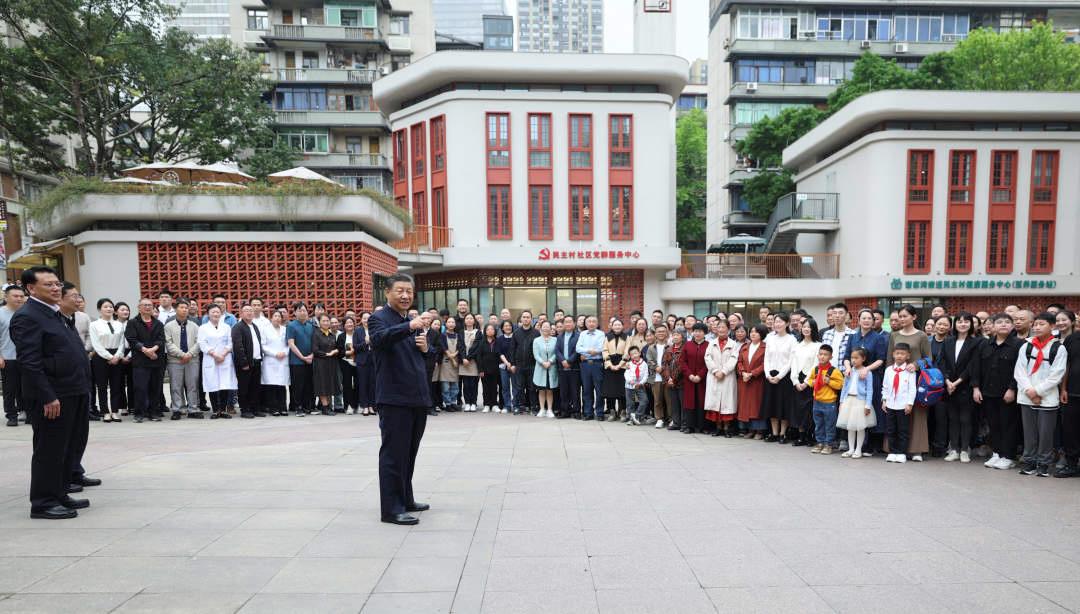 △2024年4月22日，習近平總書記來到重慶九龍坡區(qū)謝家灣街道民主村社區(qū)考察。