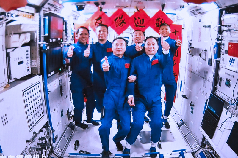2023年5月30日，在北京航天飛行控制中心拍攝的神舟十五號航天員乘組與神舟十六號航天員乘組拍下“全家?！钡漠嬅?。