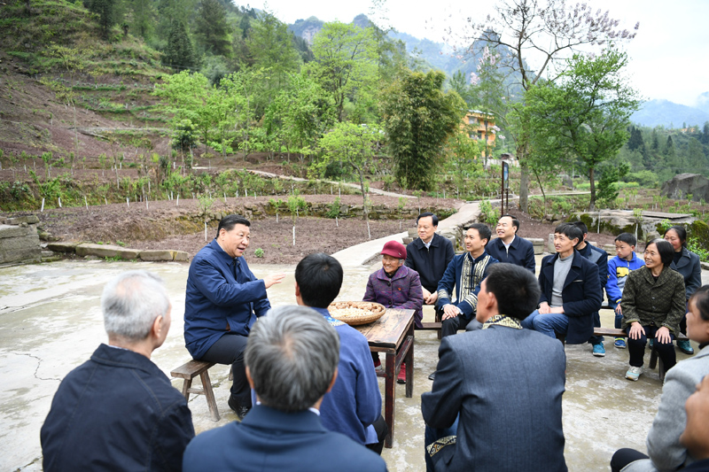 2019年4月15日至17日，中共中央總書記、國(guó)家主席、中央軍委主席習(xí)近平在重慶考察，并主持召開解決“兩不愁三保障”突出問(wèn)題座談會(huì)。這是4月15日下午，習(xí)近平在石柱土家族自治縣中益鄉(xiāng)華溪村同村民代表、基層干部、扶貧干部、鄉(xiāng)村醫(yī)生等圍坐在一起，共話脫貧攻堅(jiān)。新華社記者 謝環(huán)馳 攝