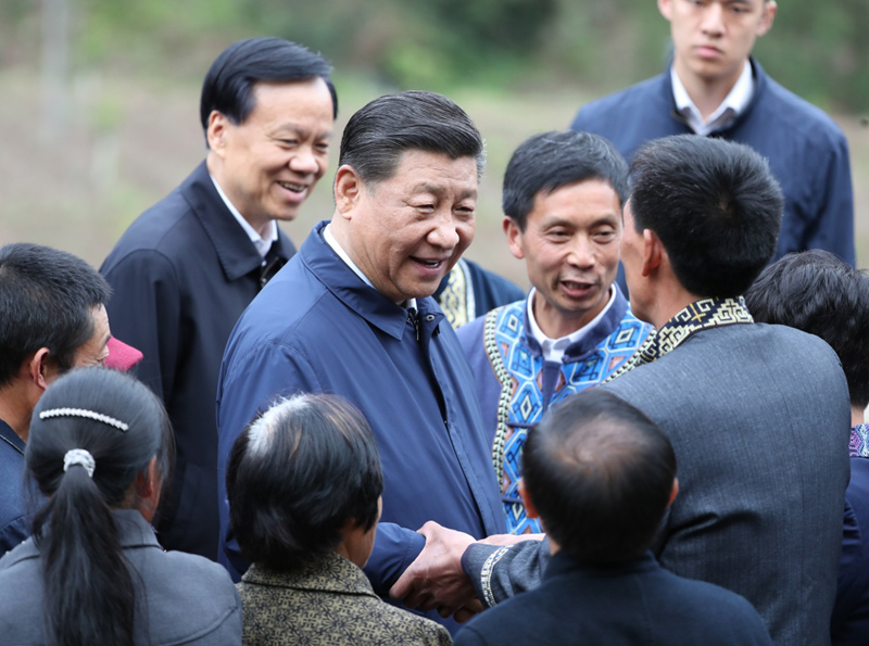 2019年4月15日至17日，中共中央總書記、國(guó)家主席、中央軍委主席習(xí)近平在重慶考察，并主持召開解決“兩不愁三保障”突出問(wèn)題座談會(huì)。這是4月15日下午，習(xí)近平在石柱土家族自治縣中益鄉(xiāng)華溪村同村民親切交流。新華社記者 丁海濤 攝